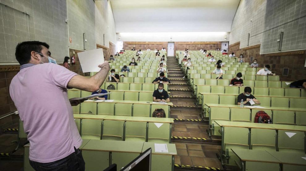 Alumnos realizando las pruebas de la EVAU en la facultad de Derecho de la Universidad de Zaragoza.