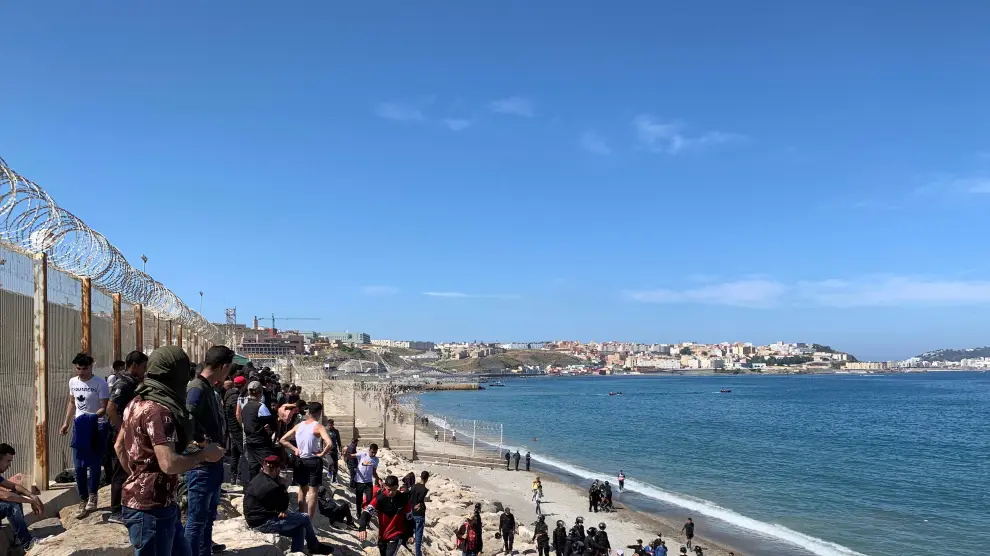 Miles de personas han intentado desde este lunes entrar de forma ilegal a Ceuta.