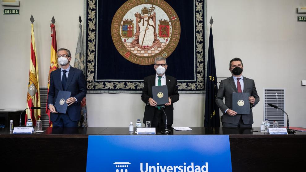 Pablo Hernández de Cos, José Antonio Mayoral y Rodrigo Buenaventura, en el edificio Paraninfo de la Universidad de Zaragoza.