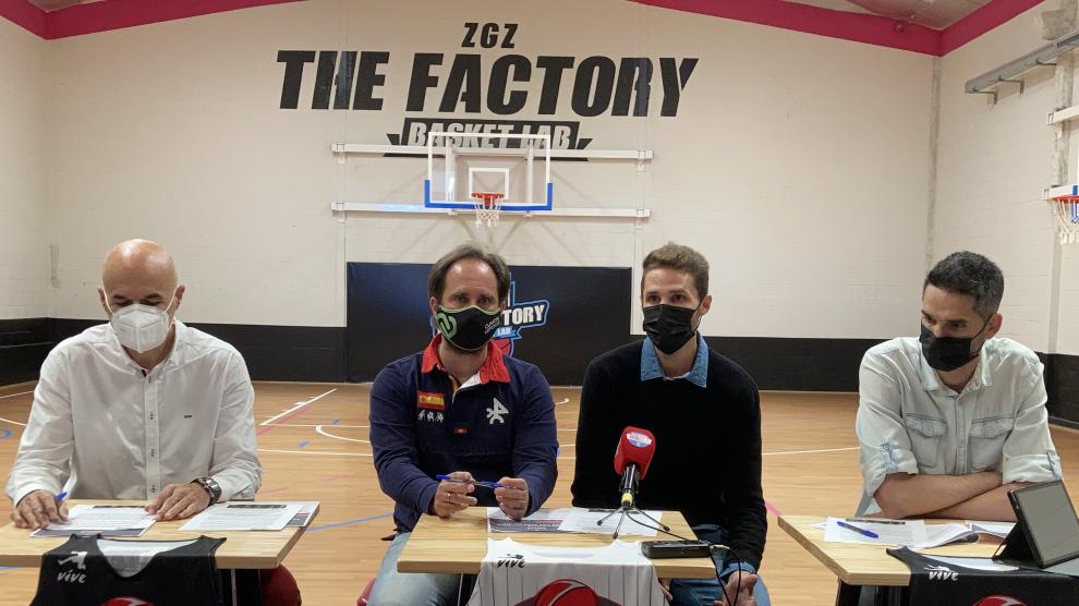 Fernando Gaspar, presidente del Club Baloncesto Cuarte, Ángel Mata, concejal de deportes, Diego Ciorciari y Matías Lescano, durante el acto de presentación.
