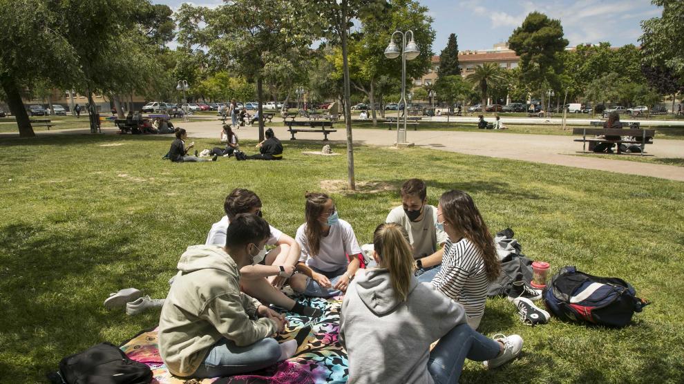 Un grupo de alumnos de Química y Biotecnología charla entre clase y clase en la Universidad de Zaragoza.