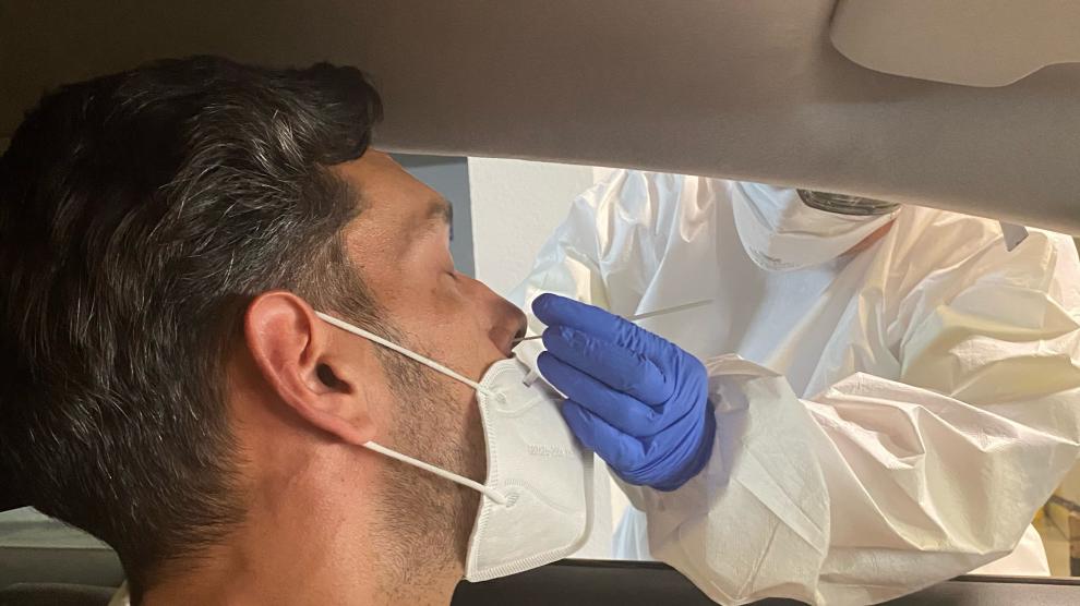 Un sanitario hace una PCR en Canarias.