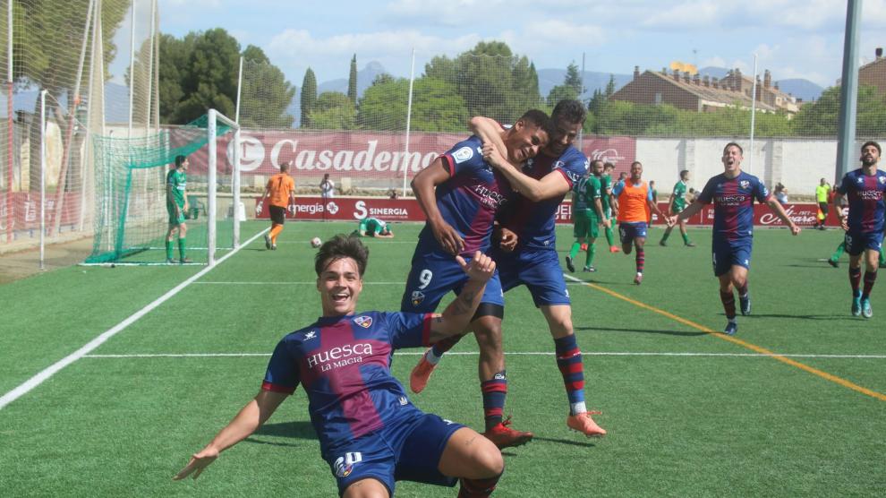Alegría del Huesca B al cumplir su sueño de ascender a la Segunda División RFEF
