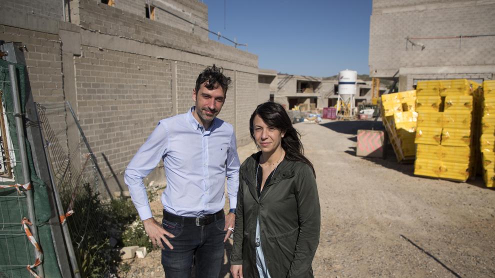 Fernando Poyo e Isabel Lafuente, junto a las obras del que será su futuro hogar en Cuarte.