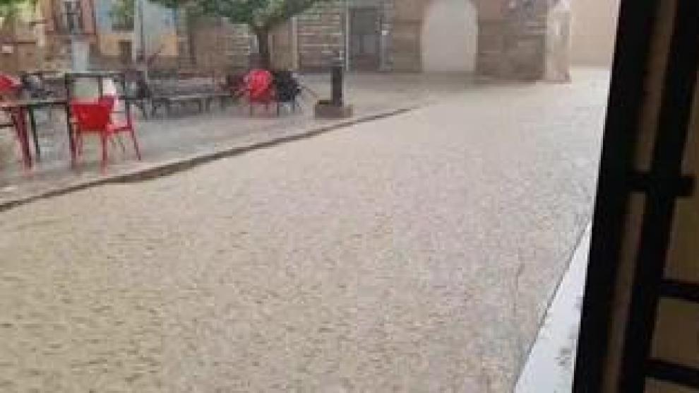 Una fuerte tromba inundaba las calles del municipio este jueves por la tarde.