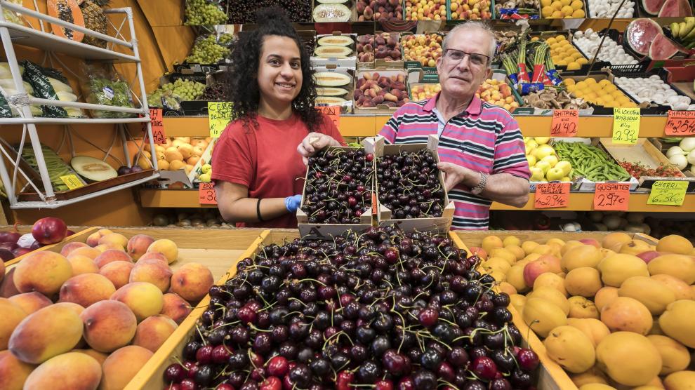 Tais Ons y Miguel Jurado venden cerezas de Ricla en la frutería de la calle de Santa Lucía, 7, en Zaragoza.