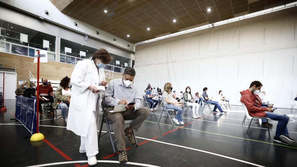 Vacunación masiva con Janssen en el polideportivo de la Universidad de Zaragoza.