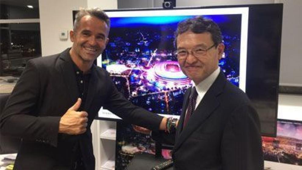 El abogado Francisco Domínguez junto a Murao San, el presidente de Nikken, empresa encargada de remodelar el Camp Nou.
