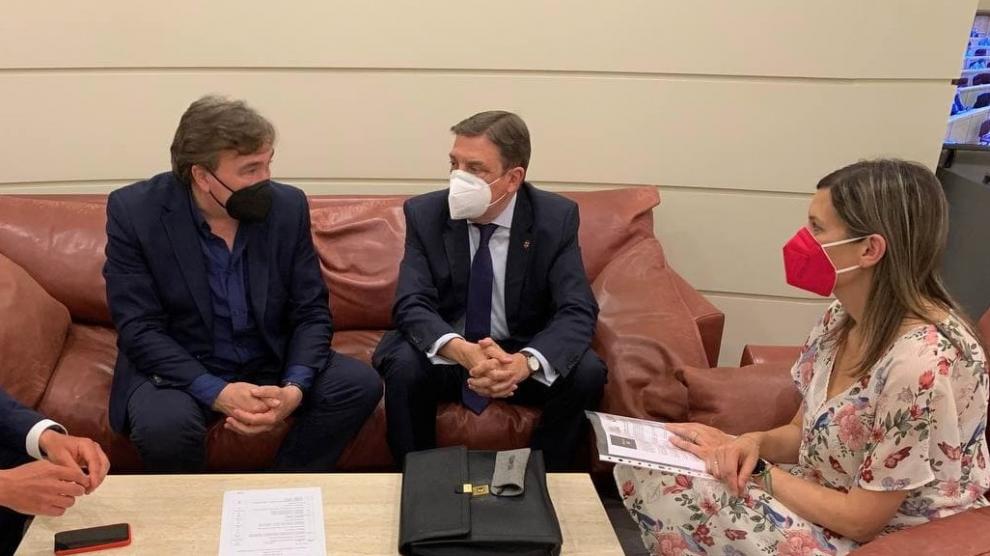 El diputado y la senadora de Teruel Existe, Tomas Guitarte -a la izquierda- y Bea Martín, con el ministro Luis Planas.