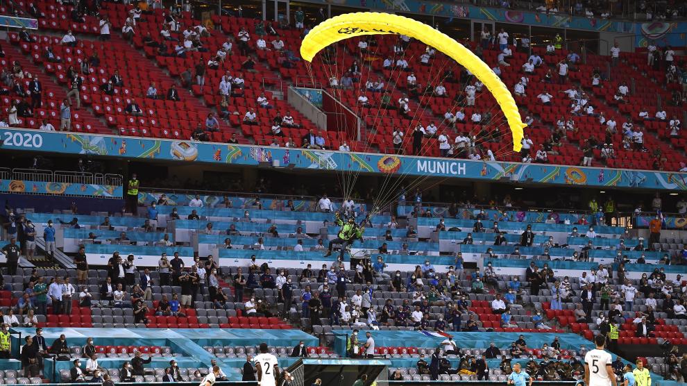 Un activista de Greenpeace pierde el control de su paracaídas y cae en el Allianz Arena de Múnich.
