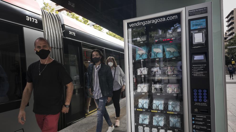 Una máquina de 'vending' de mascarillas, en la parada del tranvía de plaza de Aragón.