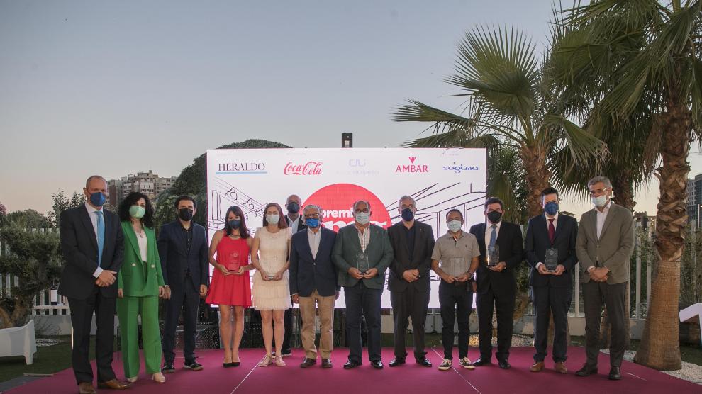 Los galardonados en los Premios Con Mucho Gusto, junto a los representantes de las empresas patrocinadoras, responsables de HERALDO y el consejero Olona