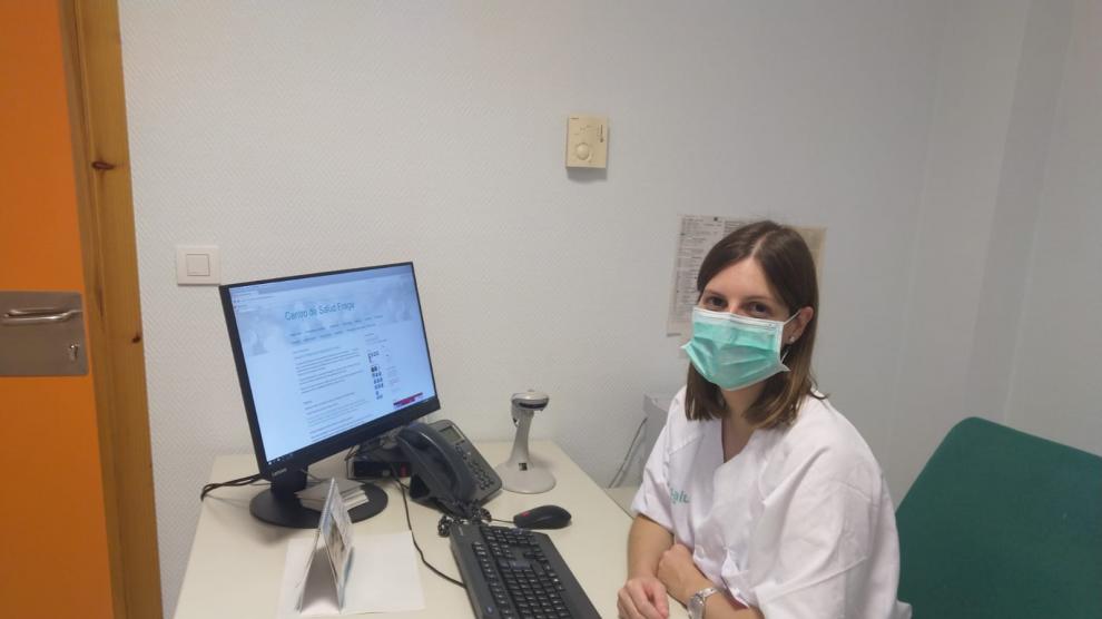 Silvia Casas, en su lugar de trabajo en el centro de salud de Fraga.