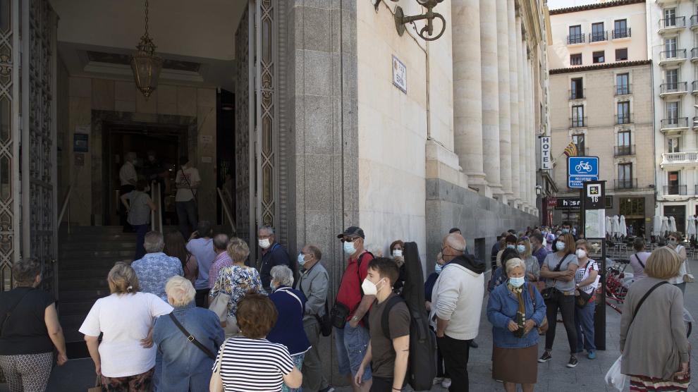 Larga fila para cambiar pesetas a euros en la sede del Banco de España en Zaragoza.