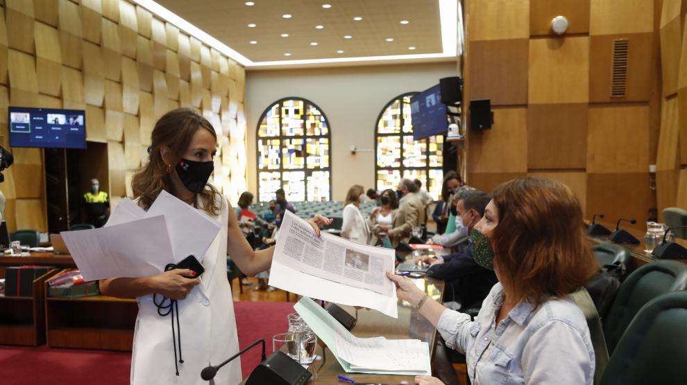 Las concejales de Hacienda y Economía, María Navarro y Carmen Herrarte, al inicio de pleno extraordinario celebrado este miércoles.