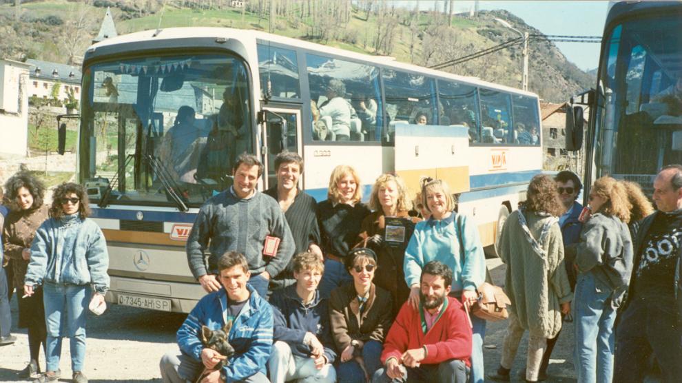 Uno de los autobuses que llegó, cargado de mujeres, a San Juan de Plan en 1985.