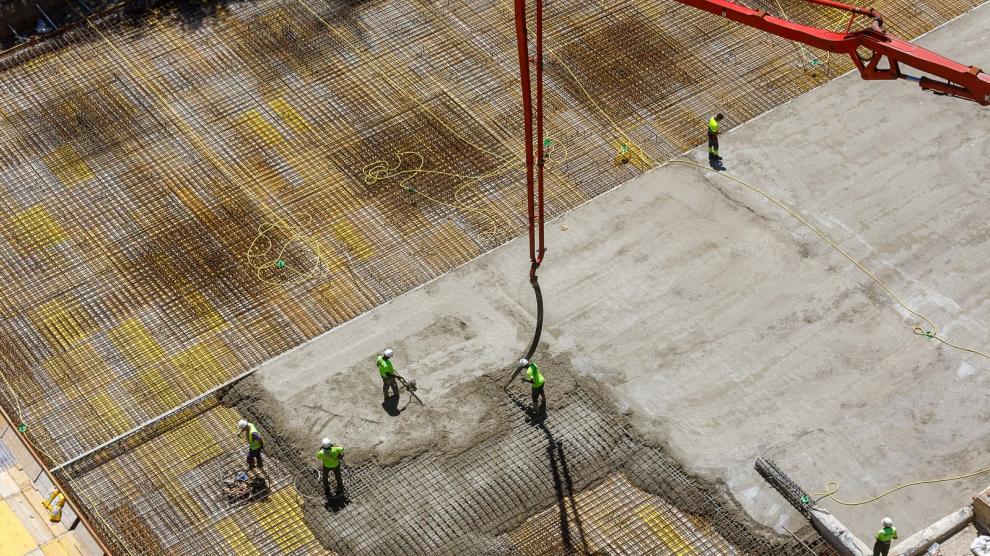 Los operarios han iniciado este lunes por la mañana las labores de hormigonado de la nueva losa superior del parquin de la plaza de Salamero. Se emplearán 1.500 metros cúbicos de hormigón.