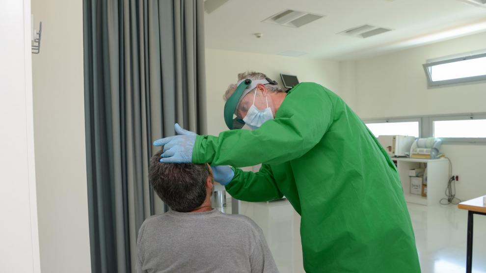 Prueba PCR en un centro de salud de Teruel