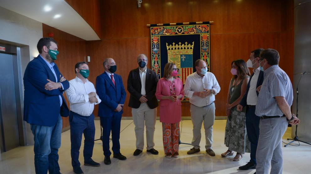Mayte Pérez, en el centro, conversa con los agentes sociales que han participado en la reunión.