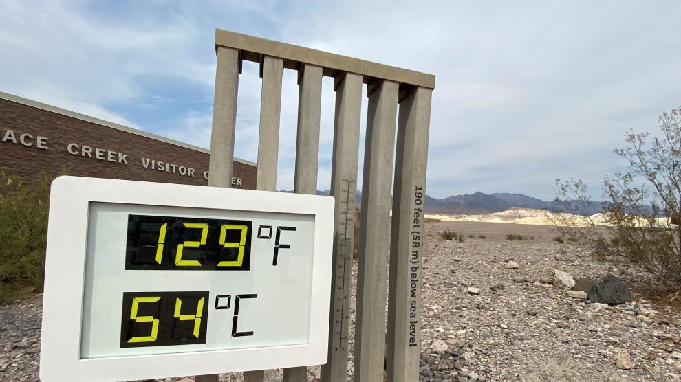 Un termómetro en el Centro de Visitantes del Parque Nacional del Valle de la Muerte, en California, marca 54 grados