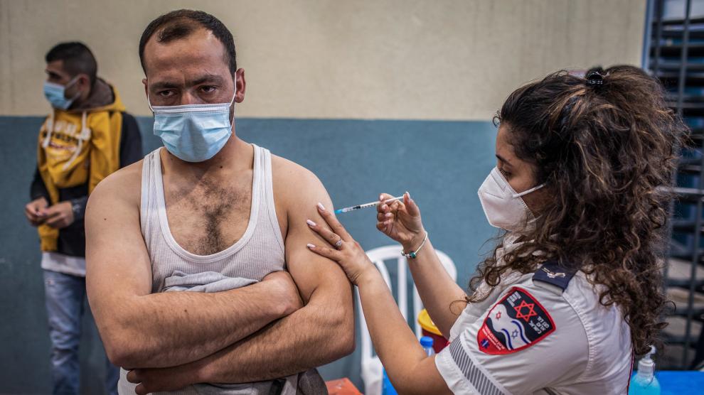 Un trabajador palestino transfronterizo recibe la vacuna de la covid-19 en un centro de vacunación de una ciudad del Distrito Sur de Israel.