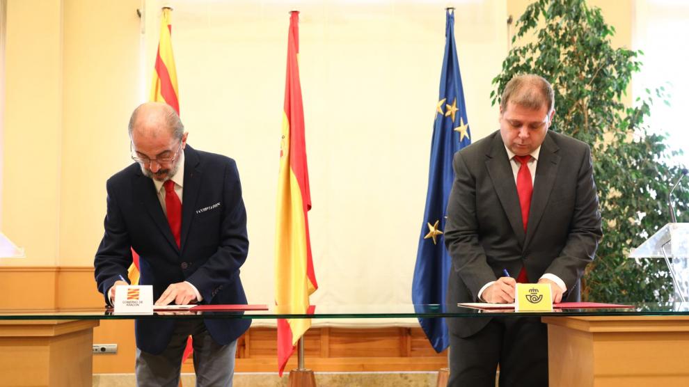 El presidente de Correos, Juan Manuel Serrano y el presidente del Gobierno de Aragón, Javier Lambán, firman el convenio de colaboración.