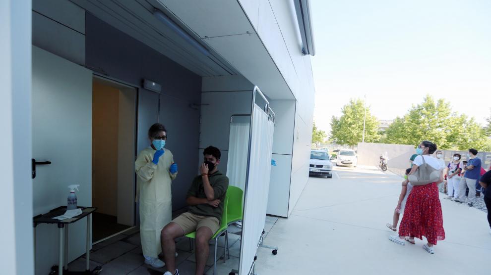 Pruebas PCR en el centro Los Olivos de Huesca, perteneciente a la zona sanitaria de Santo Grial.