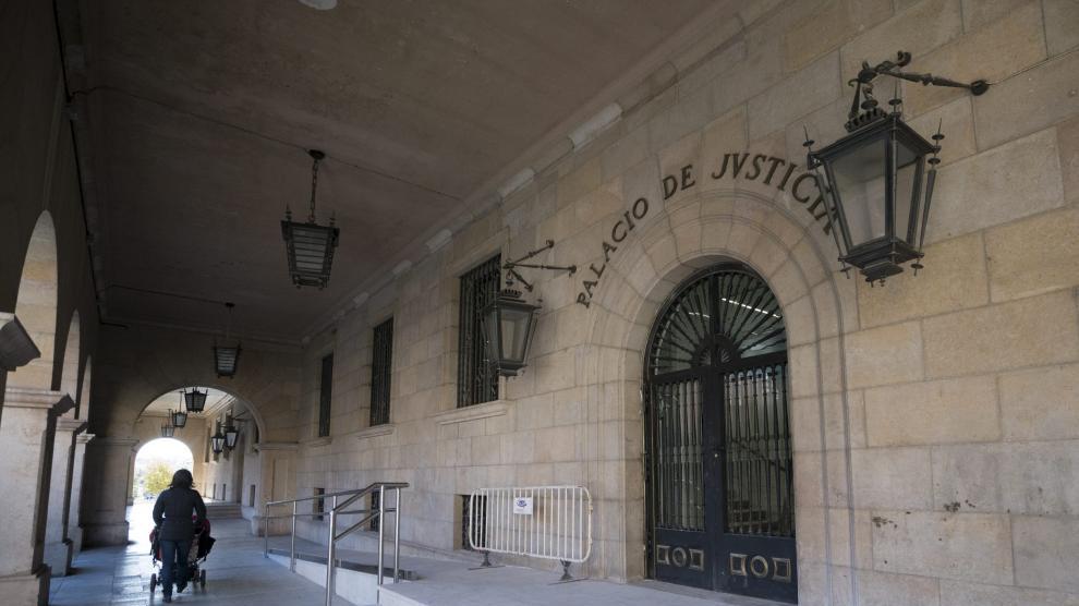 Acceso principal al Palacio de Justicia de Teruel, donde se encuentran las oficinas del Registro Civil.