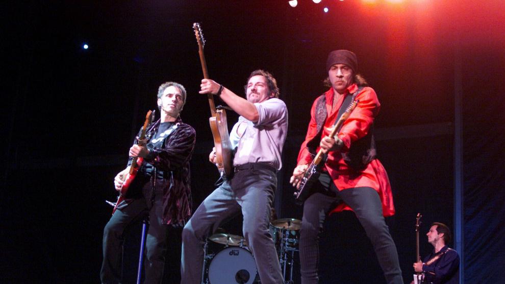 Bruce Springsteen, flanqueado por Nils Lofgren y Steve Van Zandt en La Romareda.
