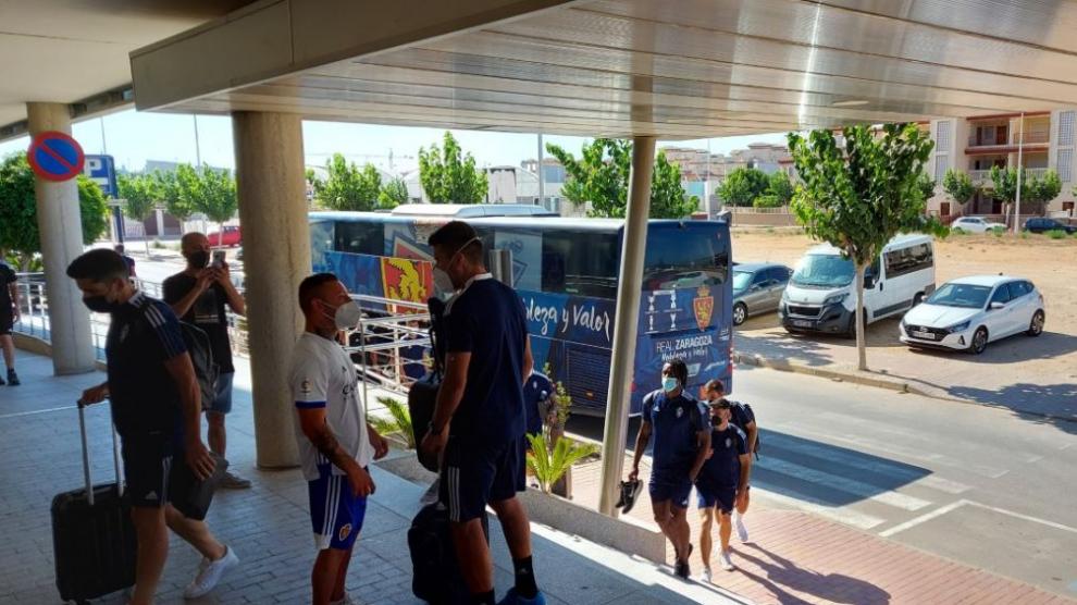 Los jugadores del Real Zaragoza, a las 17.45, a su llegada al Hotel Thalasia Costa de Murcia de San Pedro de Pinatar, este jueves.
