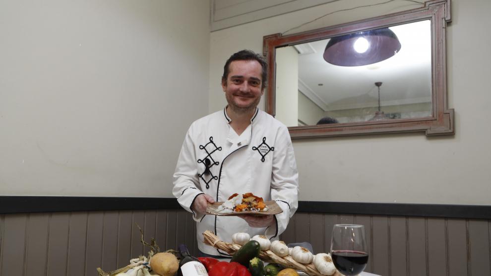 Míchel Velasco, chef y propietario de Casa Juanico, con una fritada aragonesa de verduras que lleva huevo.