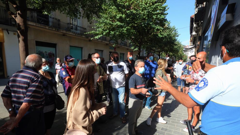 Filas para darse de alta como nuevo abonado de la SD Huesca.
foto pablo segura

26 - 7 - 21