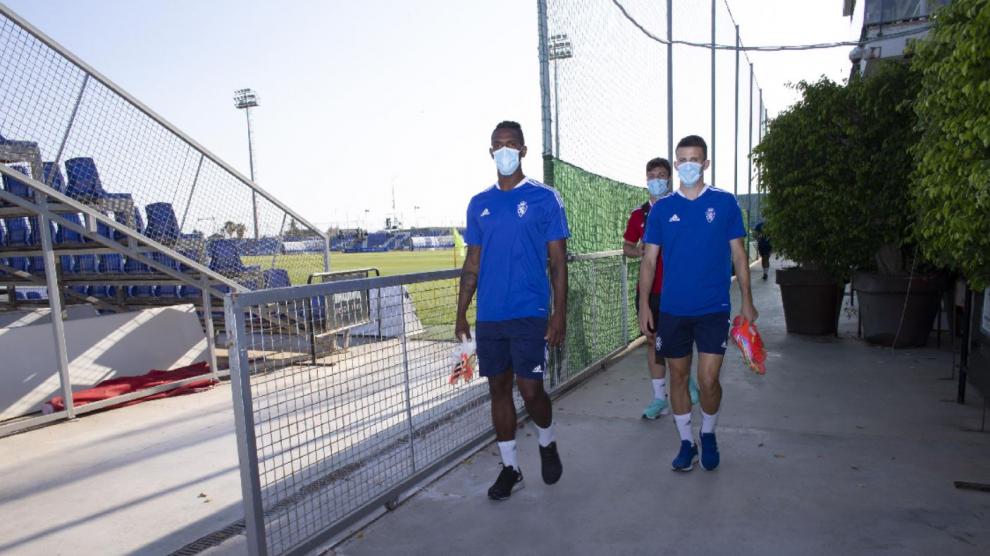 Los jugadores del Real Zaragoza, con Jair y Nieto al frente, pasan junto al campo central del Pinatar Arena.