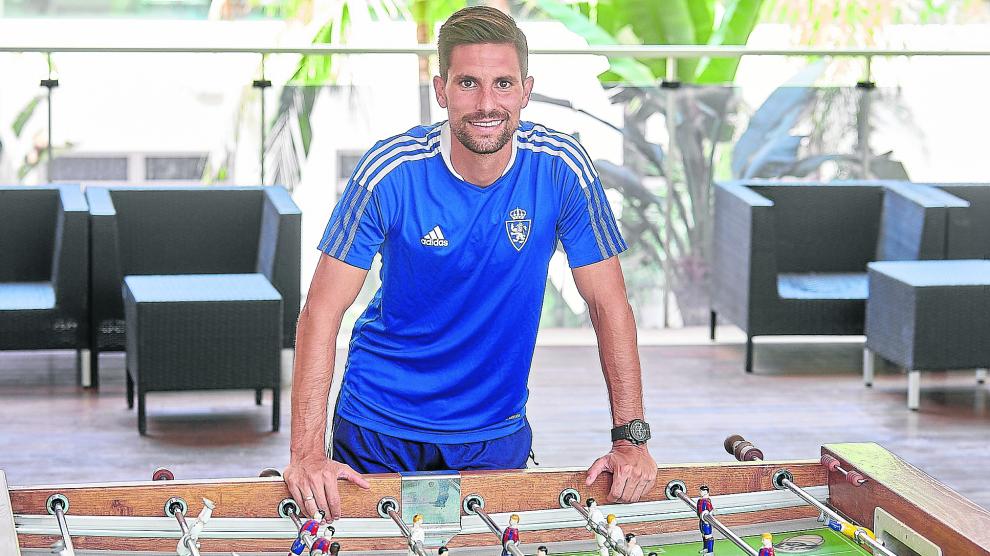 Adrián, en un futbolín de la zona de recreo del Hotel Thalasia, lugar de concentración del Real Zaragoza en San Pedro de Pinatar (Murcia).