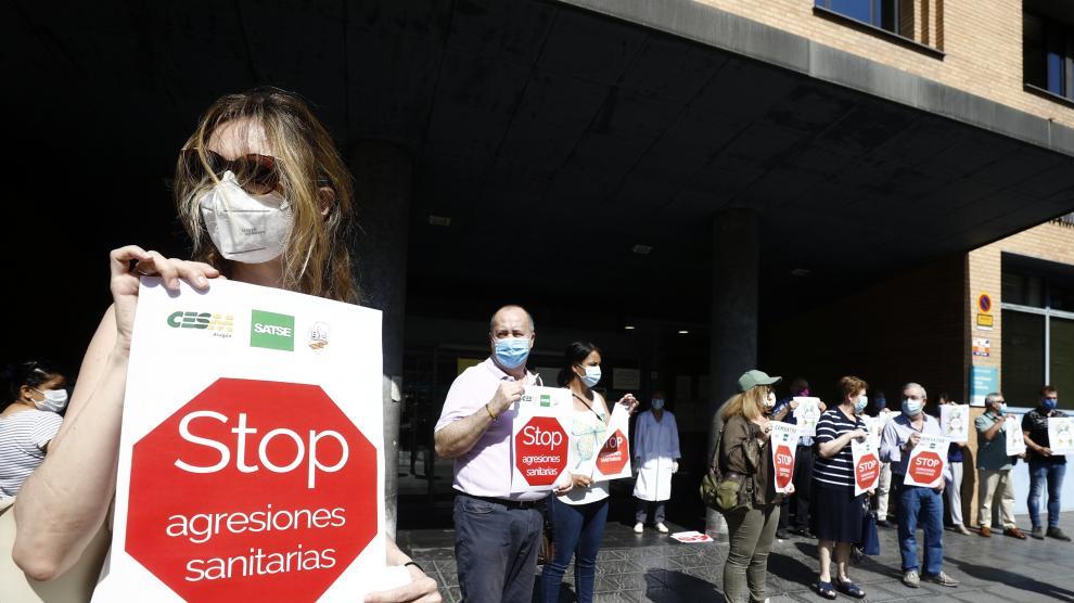 Concentración contras las agresiones sanitarias celebrada en Zaragoza en julio de 2020 después de que un joven sacara una navaja a  médica en un centro de salud