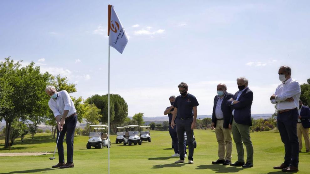 El alcalde de Zaragoza, Jorge Azcón, jugando al golf en Calatayud