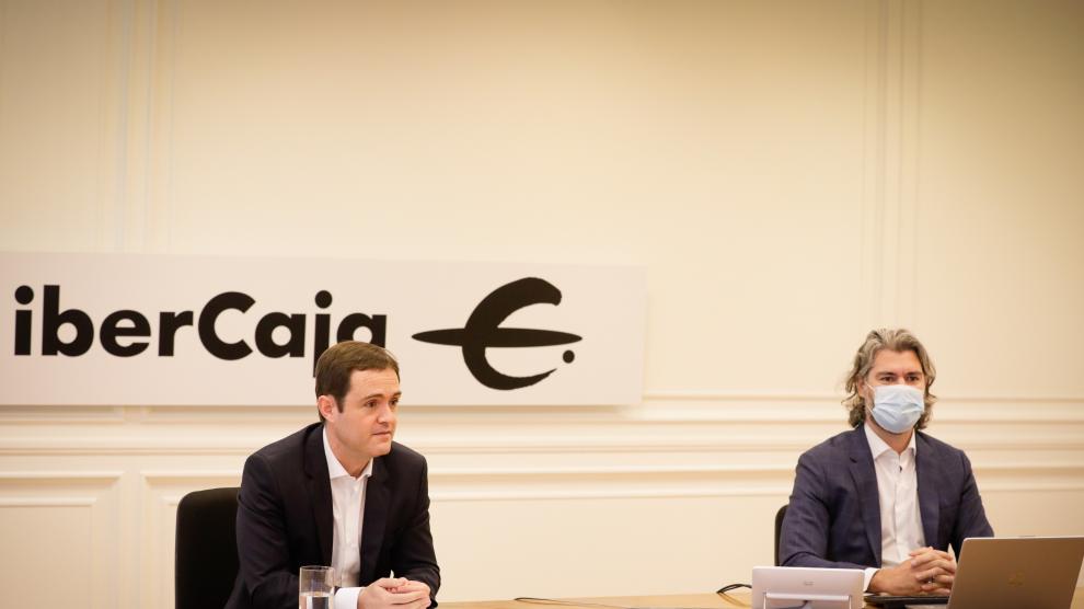 Antonio Martínez, director del área financiera de Ibercaja, y Santiago Martínez, economista especializado de la entidad, en una imagen de archivo.