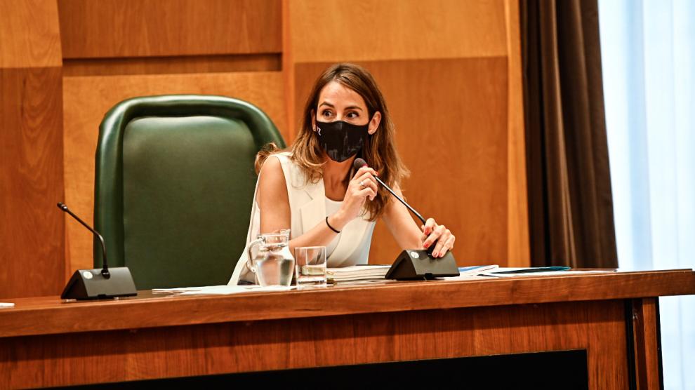 La concejal de Hacienda, María Navarro, al comienzo del pleno de este jueves.
