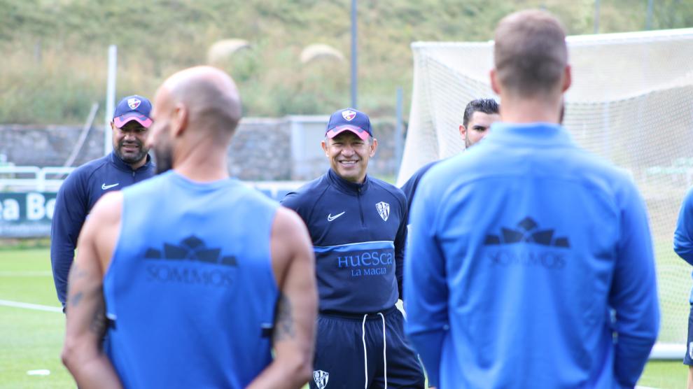 Nacho Ambriz se dirige a los jugadores, durante el último entrenamiento en Benasque.