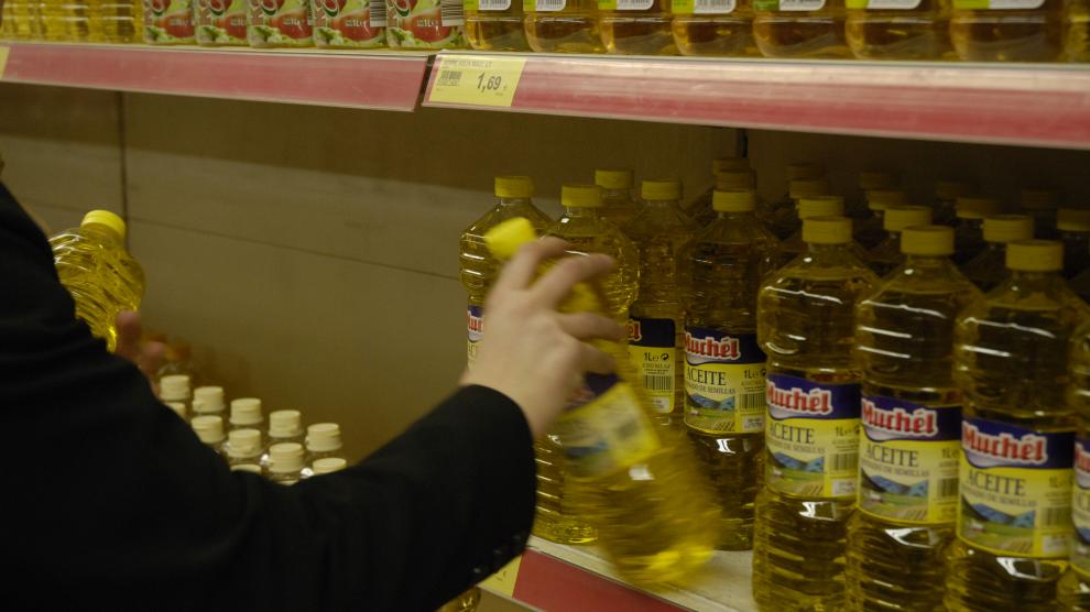Imagen de archivo de una estantería con botellas de aceite en un supermercado,