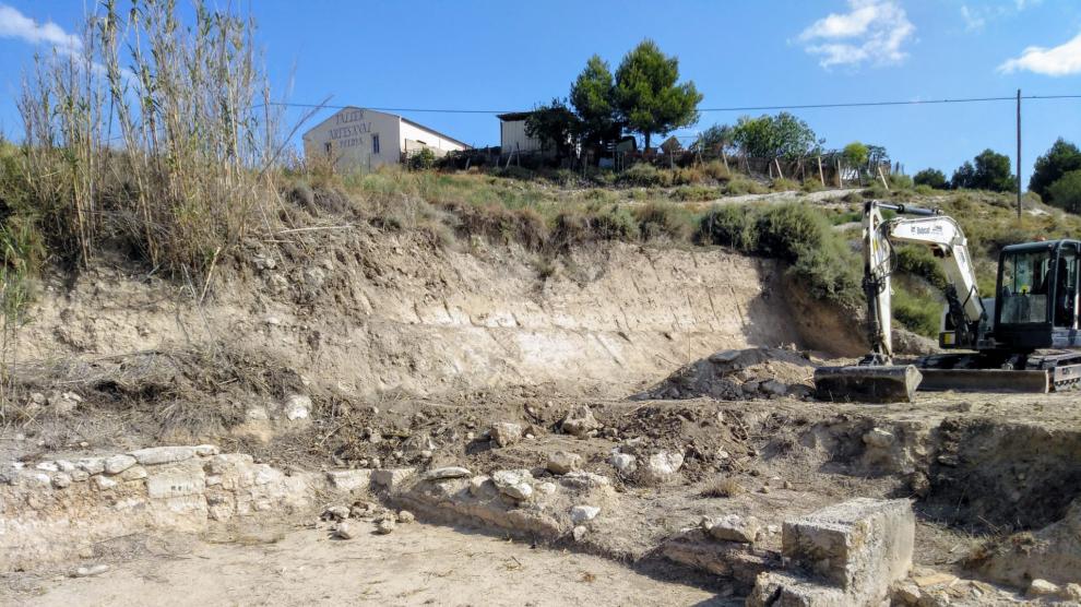 Trabajos de limpieza previos a la excavación arqueológica que se inicia hoy en el yacimiento de Bursau, Borja.