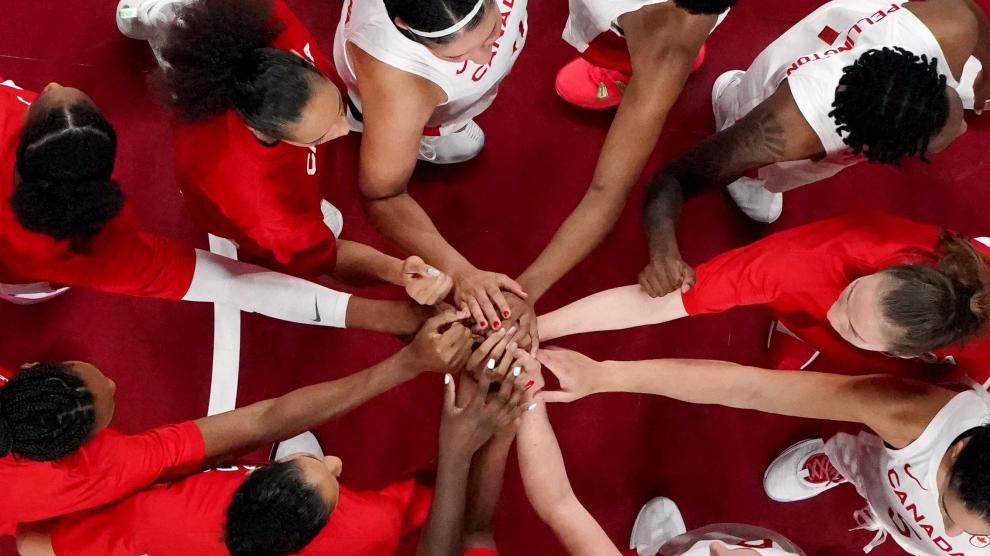 Un momento de unión del equipo en su partido contra Canadá.