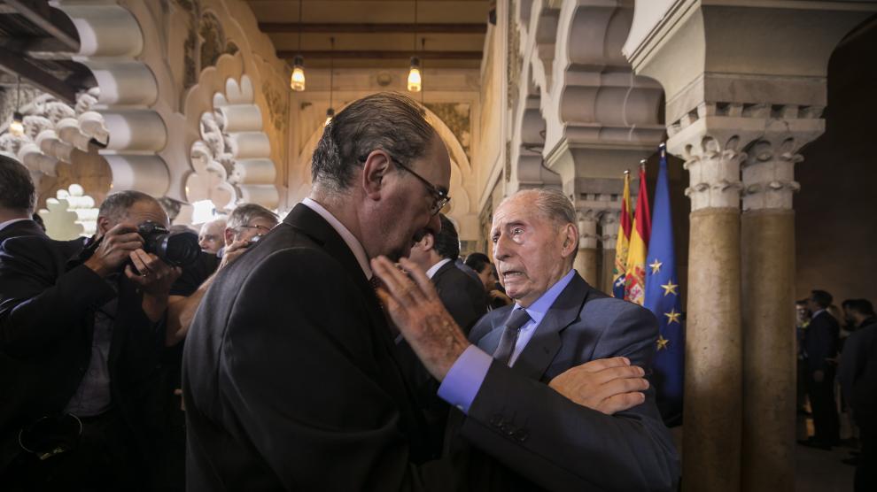 Ángel Luego felicita a Javier Lambán en la segunda toma de posesión como presidente del Gobierno de Áragón de éste, en agosto de 2019