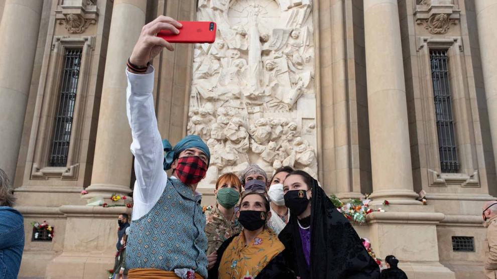 La improvisada Ofrenda de Flores durante las 'No Fiestas del Pilar' de 2020