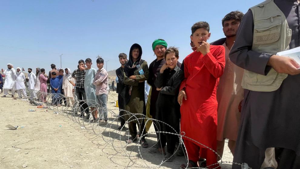 Personas esperando fuera del aeropuerto de Kabul.