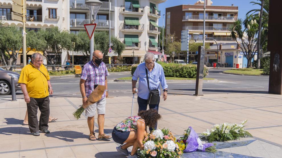 Roque Oriol, el viudo de Ana María Suárez, la zaragozna aseinada por los yihadistas en Cambrils el 17-A, en el Memorial con las flores que ha depositado esta mañana.