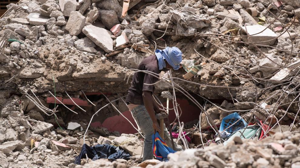 Búsqueda entre los escombros en Haití.