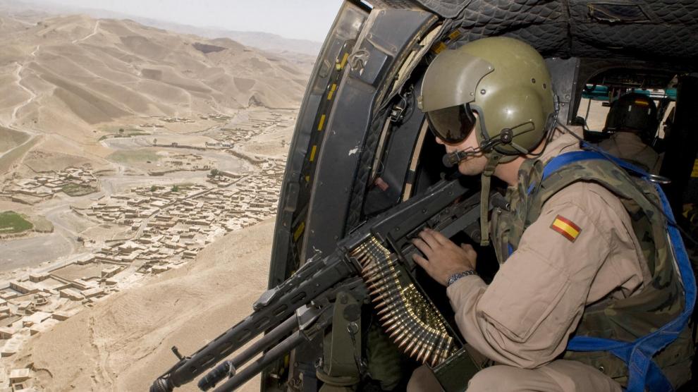 Un artillero de un helicóptero Cougar H21 vigila la ruta de Qala-i-Naw a Herat, en julio de 2006