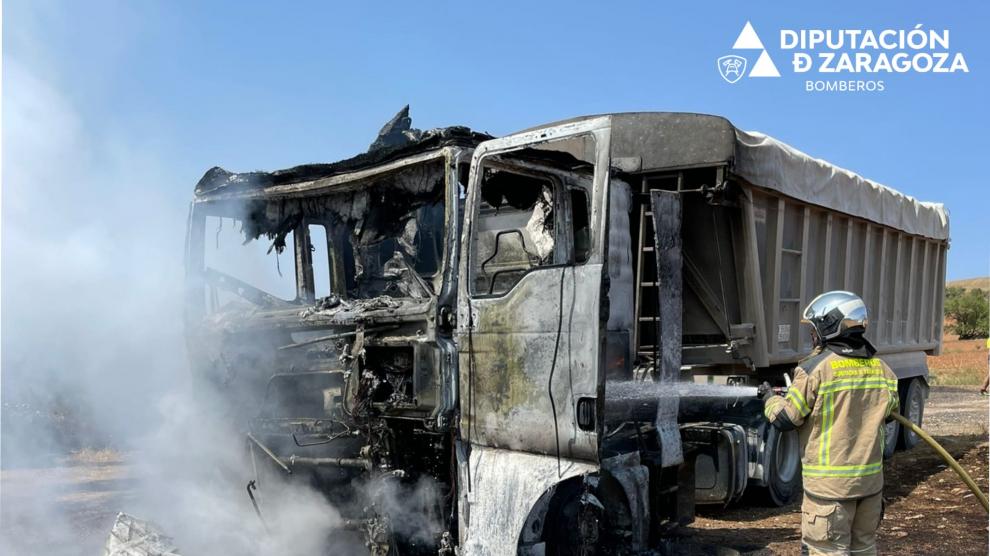 Incendio de un camión en el término municipal de Azuara.