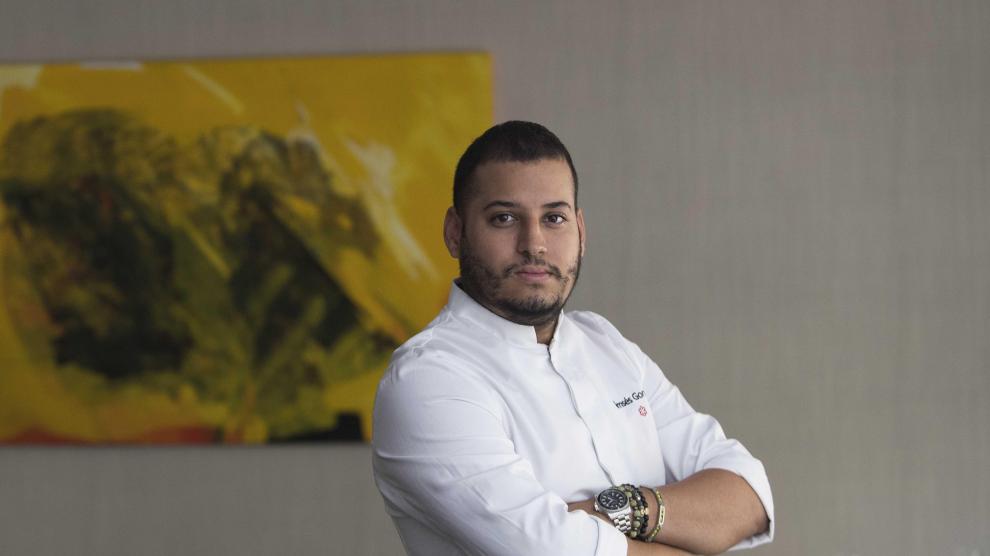 Ramces González, chef y copropietario del restaurante Cancook, en la sala del establecimiento zaragozano.